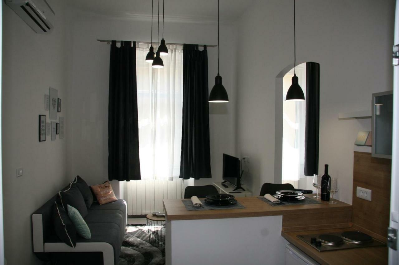 Stylish Apartment In City Center Pula Exteriör bild