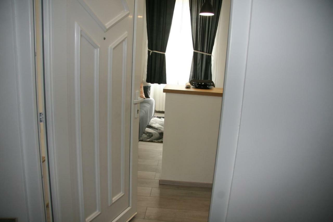 Stylish Apartment In City Center Pula Exteriör bild