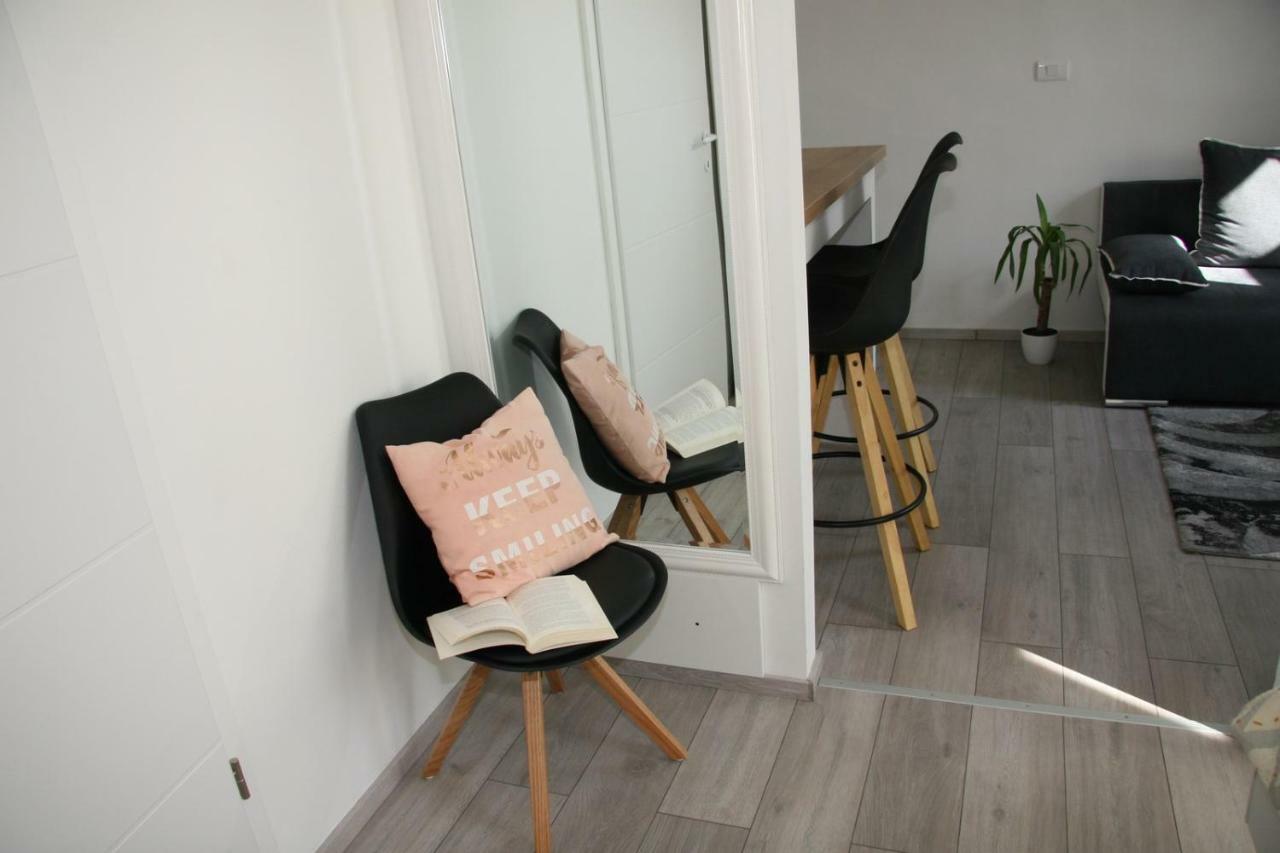 Stylish Apartment In City Center Pula Exteriör bild