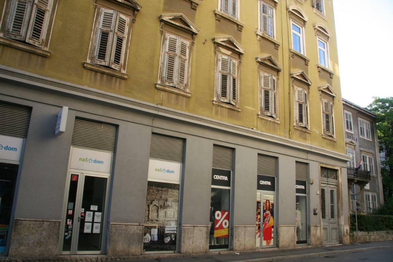 Stylish Apartment In City Center Pula Exteriör bild