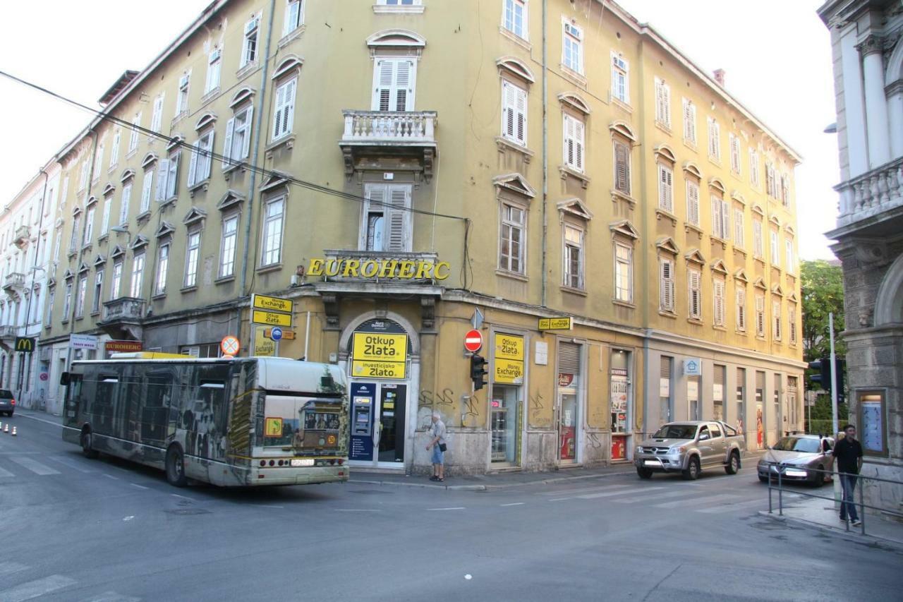 Stylish Apartment In City Center Pula Exteriör bild