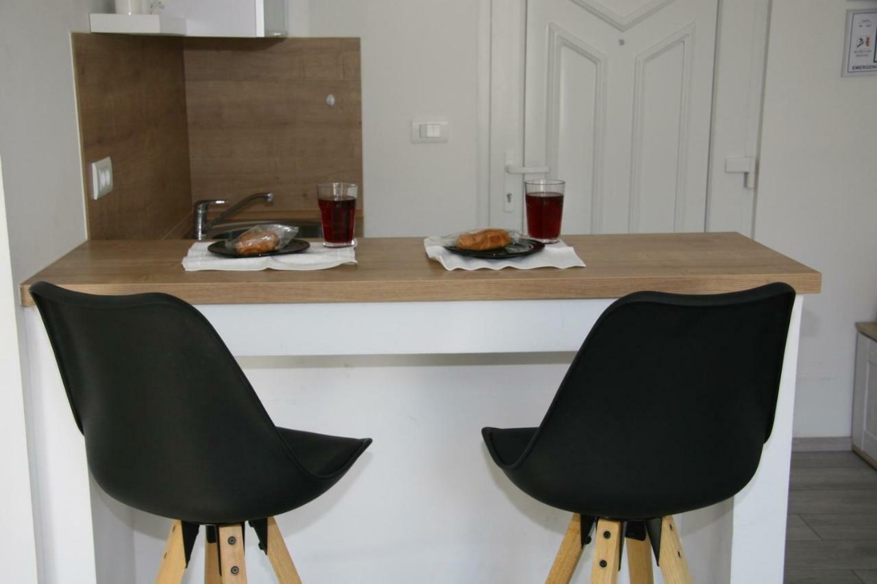 Stylish Apartment In City Center Pula Exteriör bild